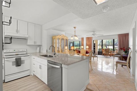 Condo in Bradenton, Florida, 2 bedrooms № 2214490 - photo 9