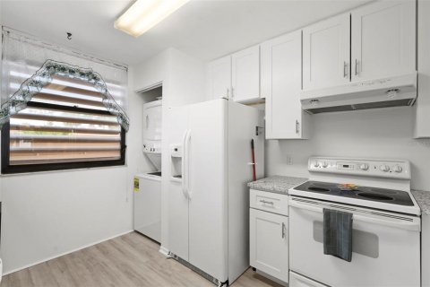 Condo in Bradenton, Florida, 2 bedrooms № 2214490 - photo 10