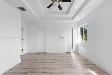 House in Miami, Florida 4 bedrooms, 236.9 sq.m. № 2401347 - photo 25