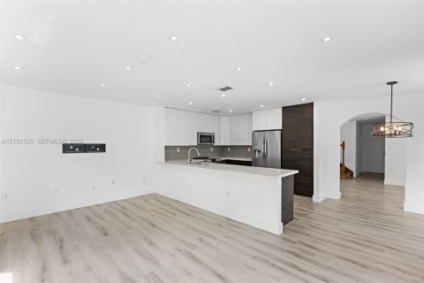 House in Miami, Florida 4 bedrooms, 236.9 sq.m. № 2401347 - photo 5