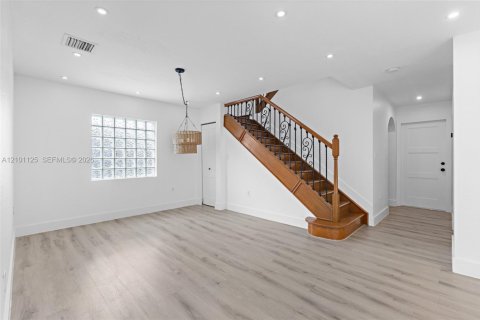 House in Miami, Florida 4 bedrooms, 236.9 sq.m. № 2401347 - photo 13