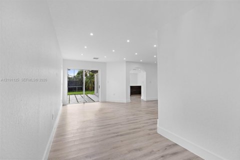 House in Miami, Florida 4 bedrooms, 236.9 sq.m. № 2401347 - photo 8
