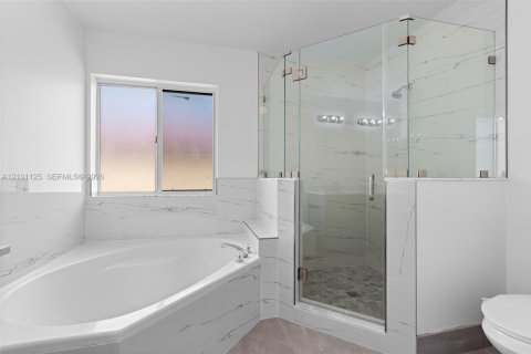 House in Miami, Florida 4 bedrooms, 236.9 sq.m. № 2401347 - photo 28