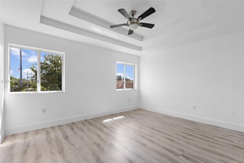 House in Miami, Florida 4 bedrooms, 236.9 sq.m. № 2401347 - photo 26
