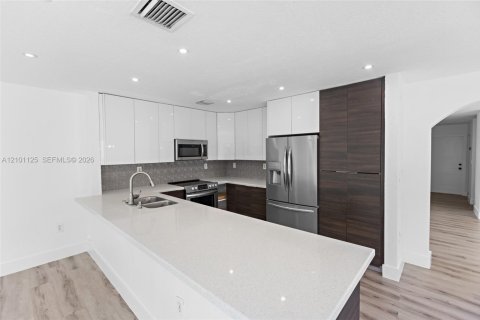 House in Miami, Florida 4 bedrooms, 236.9 sq.m. № 2401347 - photo 7