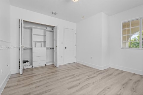House in Miami, Florida 4 bedrooms, 236.9 sq.m. № 2401347 - photo 23