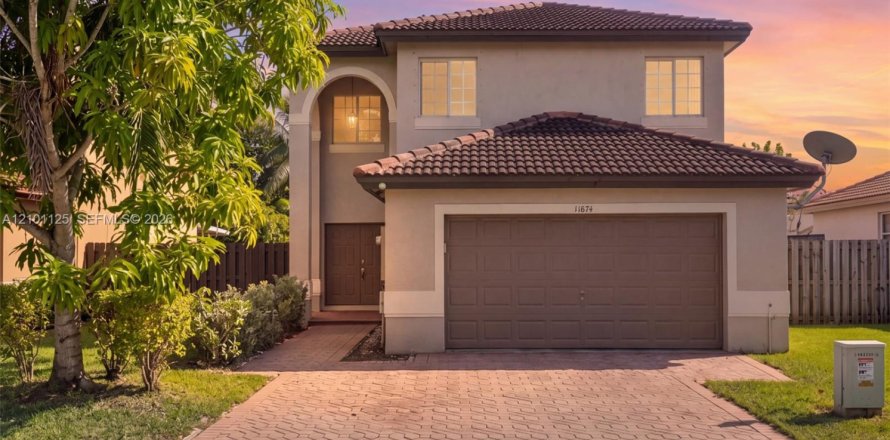 House in Miami, Florida 4 bedrooms, 236.9 sq.m. № 2401347