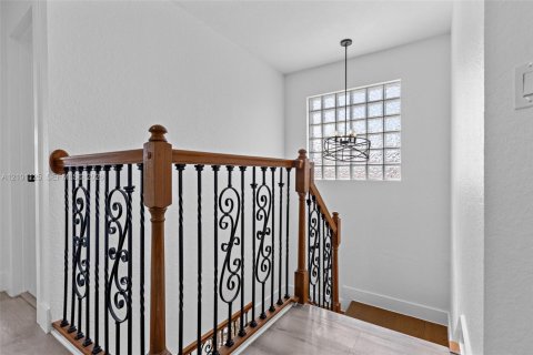 House in Miami, Florida 4 bedrooms, 236.9 sq.m. № 2401347 - photo 18