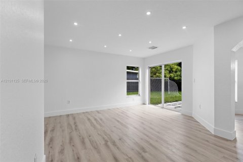 House in Miami, Florida 4 bedrooms, 236.9 sq.m. № 2401347 - photo 9