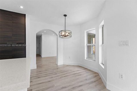 House in Miami, Florida 4 bedrooms, 236.9 sq.m. № 2401347 - photo 10