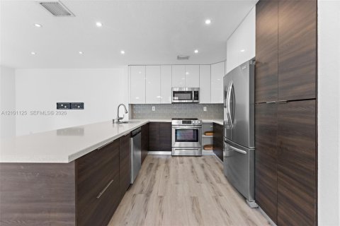 House in Miami, Florida 4 bedrooms, 236.9 sq.m. № 2401347 - photo 4