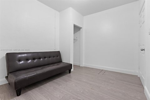 House in Miami, Florida 4 bedrooms, 236.9 sq.m. № 2401347 - photo 16