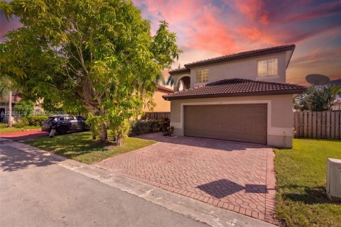 House in Miami, Florida 4 bedrooms, 236.9 sq.m. № 2401347 - photo 2