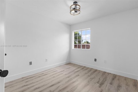 House in Miami, Florida 4 bedrooms, 236.9 sq.m. № 2401347 - photo 19