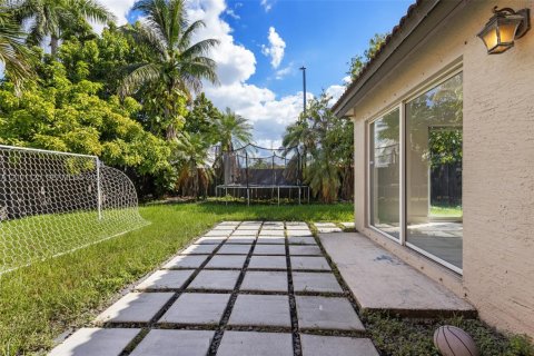 House in Miami, Florida 4 bedrooms, 236.9 sq.m. № 2401347 - photo 29