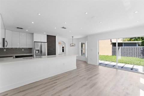 House in Miami, Florida 4 bedrooms, 236.9 sq.m. № 2401347 - photo 6