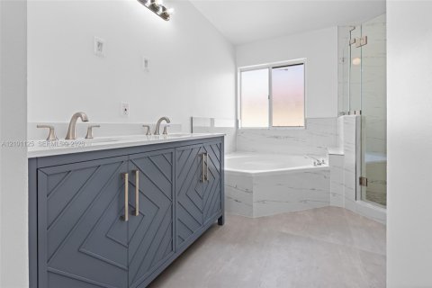 House in Miami, Florida 4 bedrooms, 236.9 sq.m. № 2401347 - photo 27
