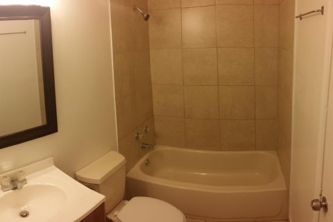 Condo in Lauderhill, Florida, 2 bedrooms  № 2242003 - photo 11