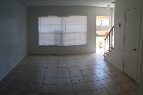 Condo in Lauderhill, Florida, 2 bedrooms  № 2242003 - photo 5
