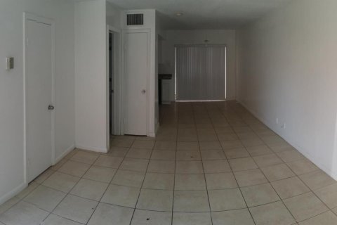 Condo in Lauderhill, Florida, 2 bedrooms  № 2242003 - photo 4