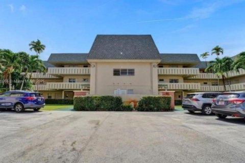 Condo in Hollywood, Florida, 2 bedrooms  № 1818747 - photo 1