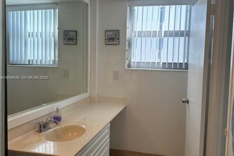 Copropriété à vendre à Hollywood, Floride: 2 chambres, 126.16 m2 № 1994609 - photo 12