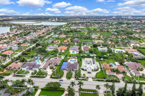 Villa ou maison à vendre à Miami, Floride: 5 chambres, 343.92 m2 № 1928309 - photo 1