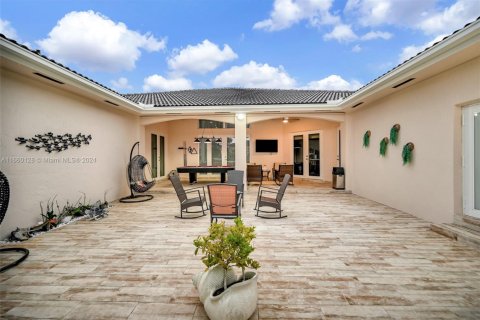 Villa ou maison à vendre à Miami, Floride: 5 chambres, 343.92 m2 № 1928309 - photo 29