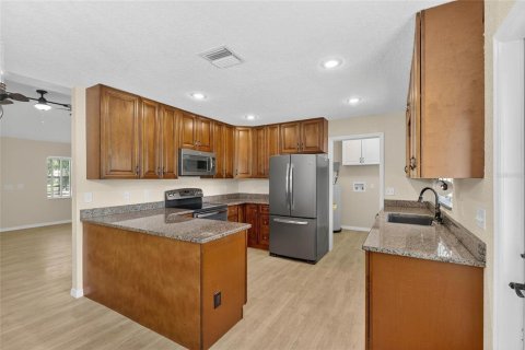House in Dover, Florida 3 bedrooms, 142.7 sq.m. № 1870696 - photo 14