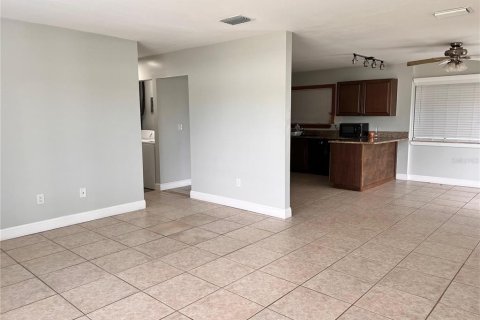 House in Port Charlotte, Florida 3 bedrooms, 109.25 sq.m. № 2206088 - photo 7