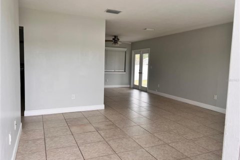 House in Port Charlotte, Florida 3 bedrooms, 109.25 sq.m. № 2206088 - photo 6