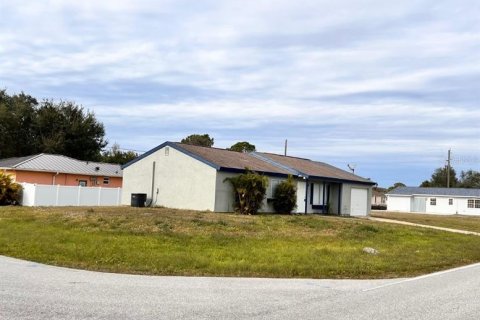 House in Port Charlotte, Florida 3 bedrooms, 109.25 sq.m. № 2206088 - photo 16