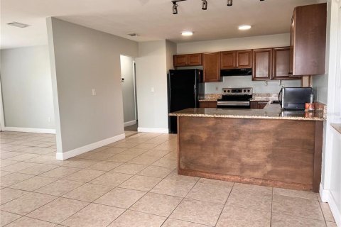 House in Port Charlotte, Florida 3 bedrooms, 109.25 sq.m. № 2206088 - photo 4