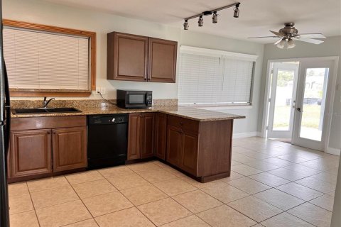 House in Port Charlotte, Florida 3 bedrooms, 109.25 sq.m. № 2206088 - photo 2