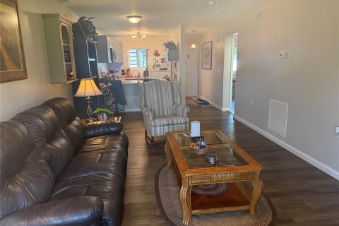 Condo in Zephyrhills, Florida, 2 bedrooms  № 2148549 - photo 7