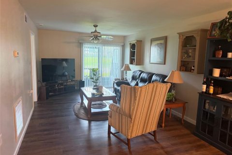 Condo in Zephyrhills, Florida, 2 bedrooms  № 2148549 - photo 6