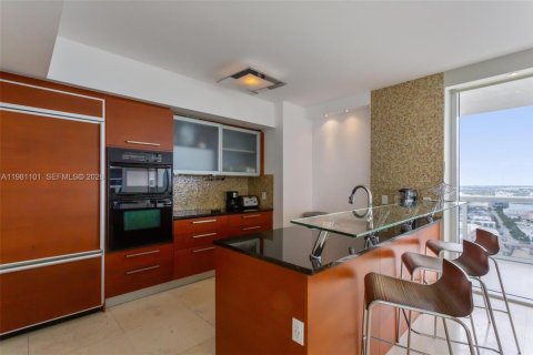 Condo in Hallandale Beach, Florida, 2 bedrooms  № 2052936 - photo 7