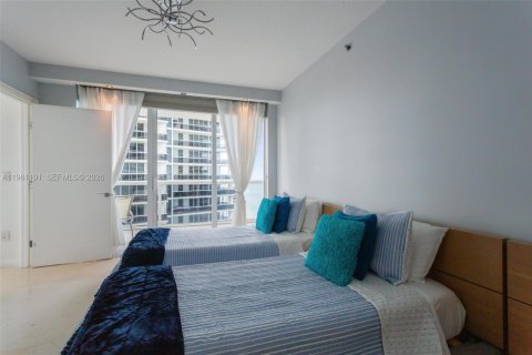 Condo in Hallandale Beach, Florida, 2 bedrooms  № 2052936 - photo 12