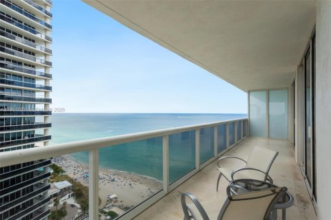 Condo in Hallandale Beach, Florida, 2 bedrooms  № 2052936 - photo 24