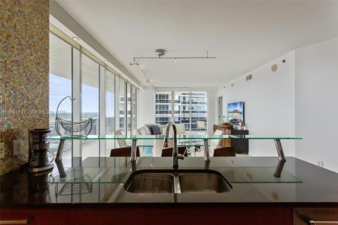 Condo in Hallandale Beach, Florida, 2 bedrooms  № 2052936 - photo 9