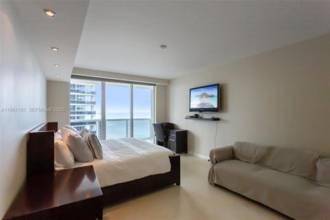 Condo in Hallandale Beach, Florida, 2 bedrooms  № 2052936 - photo 15