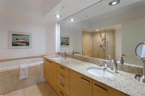 Condo in Hallandale Beach, Florida, 2 bedrooms  № 2052936 - photo 19