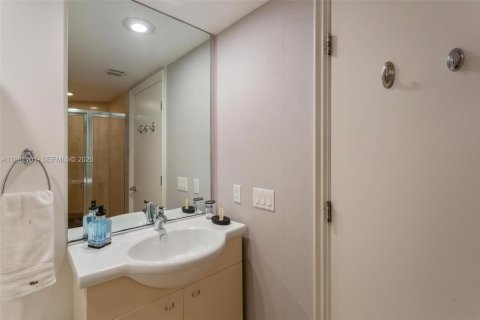 Condo in Hallandale Beach, Florida, 2 bedrooms  № 2052936 - photo 13