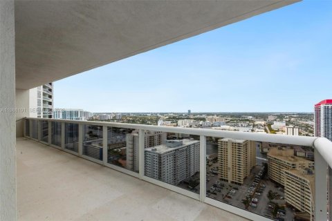 Condo in Hallandale Beach, Florida, 2 bedrooms  № 2052936 - photo 27