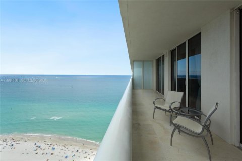 Condo in Hallandale Beach, Florida, 2 bedrooms  № 2052936 - photo 25