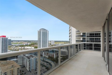 Condo in Hallandale Beach, Florida, 2 bedrooms  № 2052936 - photo 28