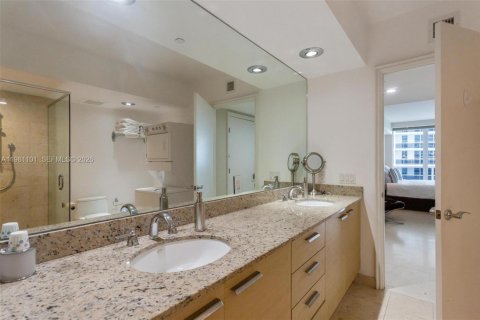 Condo in Hallandale Beach, Florida, 2 bedrooms  № 2052936 - photo 22