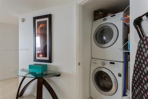 Condo in Hallandale Beach, Florida, 2 bedrooms  № 2052936 - photo 23