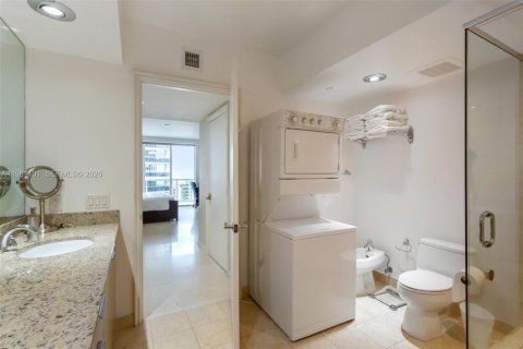 Condo in Hallandale Beach, Florida, 2 bedrooms  № 2052936 - photo 21