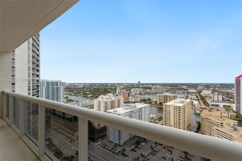 Condo in Hallandale Beach, Florida, 2 bedrooms  № 2052936 - photo 29